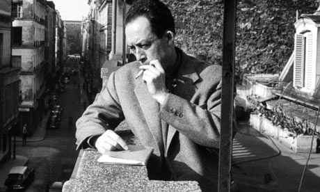 Albert-Camus-smoking-on-a-008